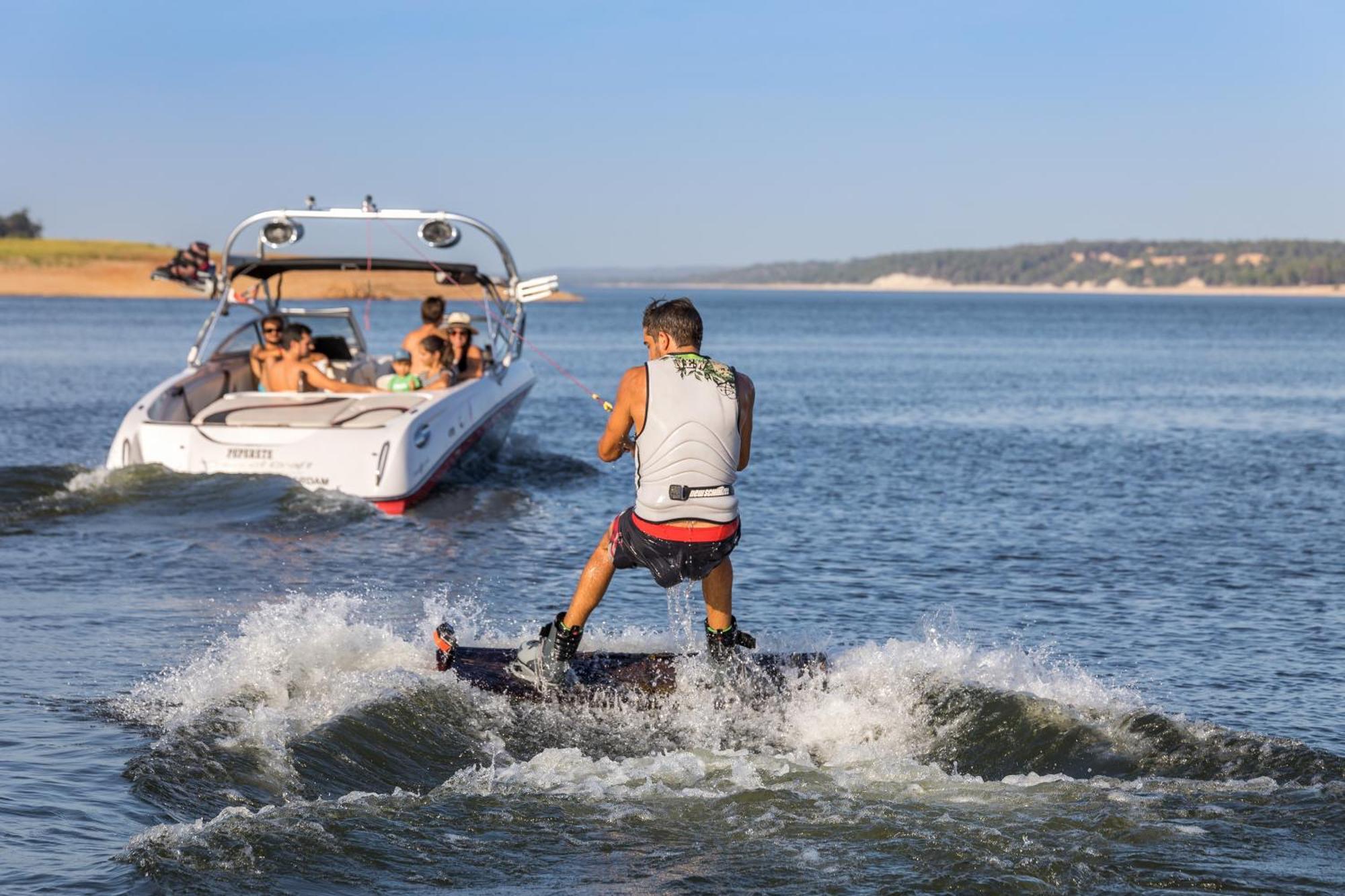 Ap Lago Montargil - Conference & Spa المظهر الخارجي الصورة A wakeboarder