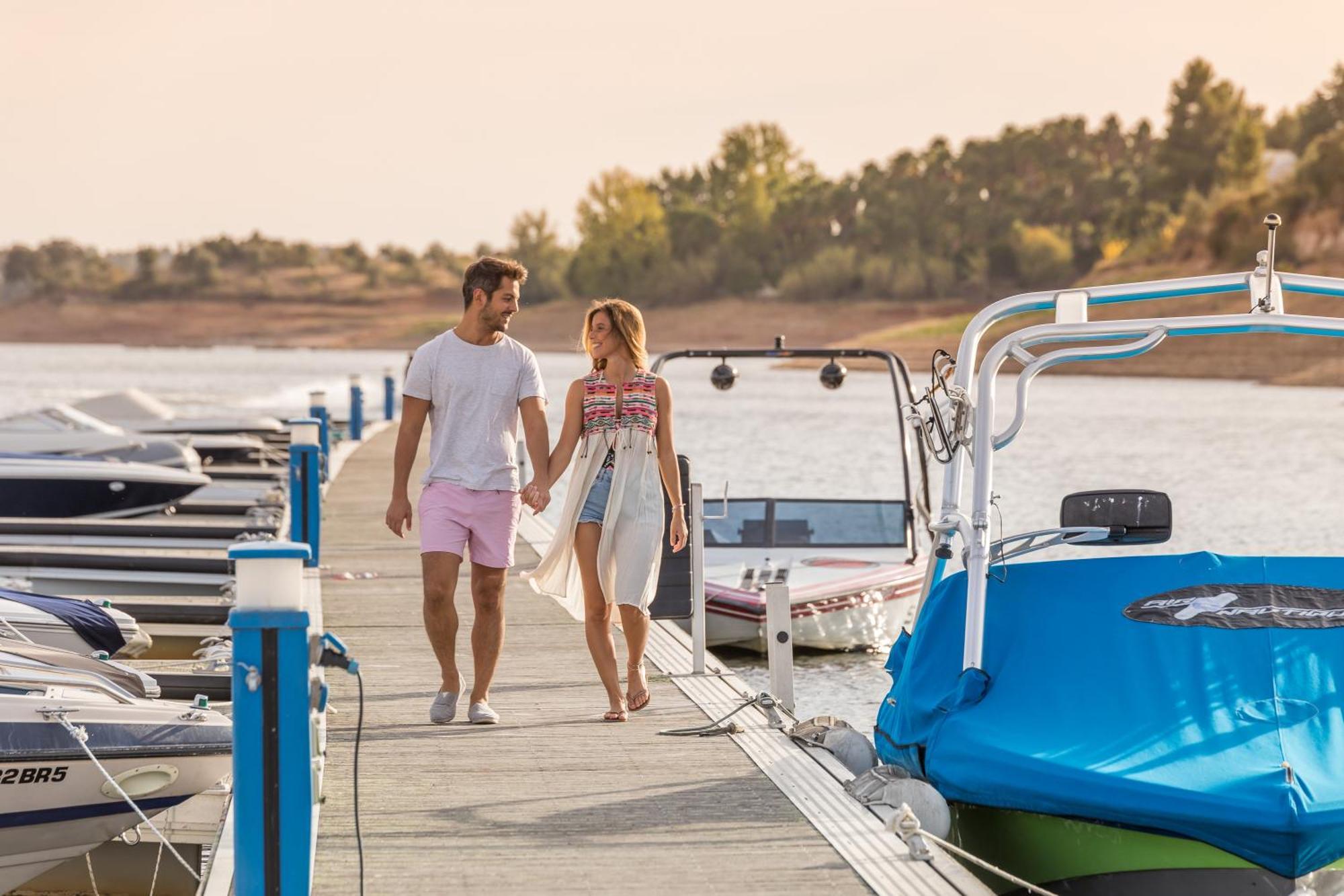 Ap Lago Montargil - Conference & Spa المظهر الخارجي الصورة A couple walking on a dock at Lake Pleasant